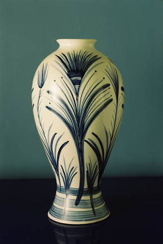 Váza 1995 malba kobaltem pod glazuru na porcelánu výška 55 cm