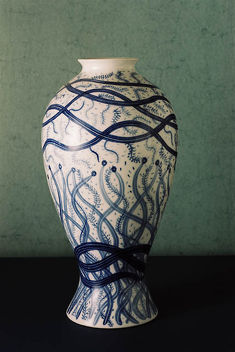 Váza 1995 malba kobaltem pod glazuru na porcelánu výška 55 cm