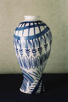 Váza 1995 malba kobaltem pod glazuru na porcelánu výška 55 cm