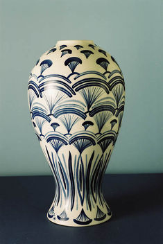 Váza 1995 malba kobaltem pod glazuru na porcelánu výška 55 cm